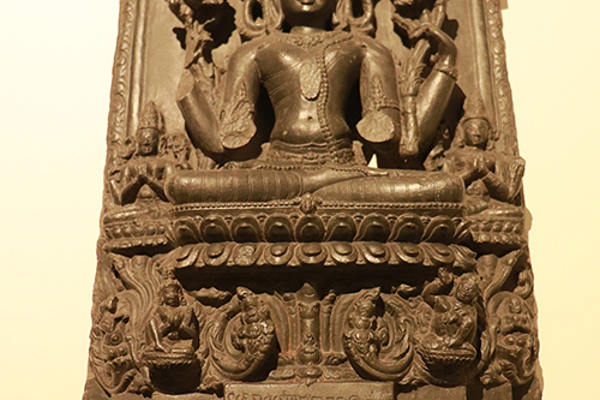 statue